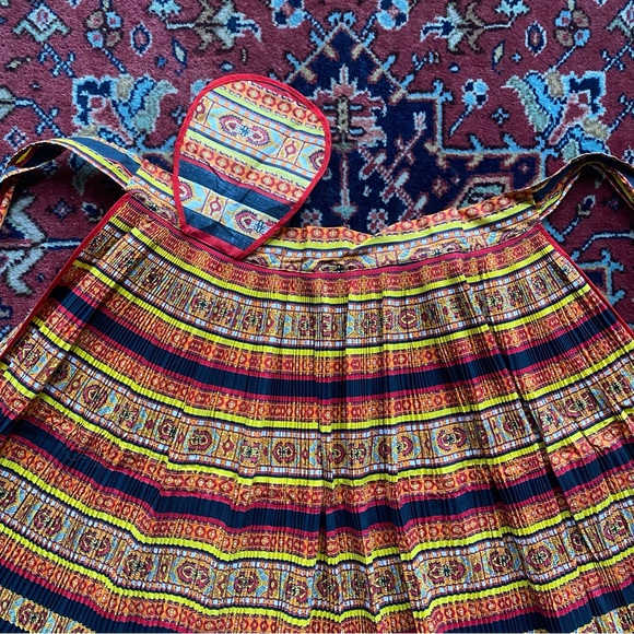 Adorable 1950s Half Apron w/ Accordian Pleats and a Pocket - Picture 4 of 8